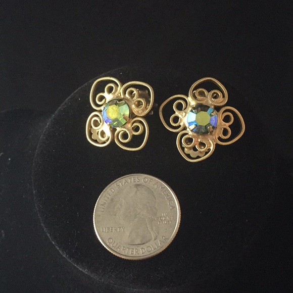 Vintage Clip On Earrings - Picture 2 of 4